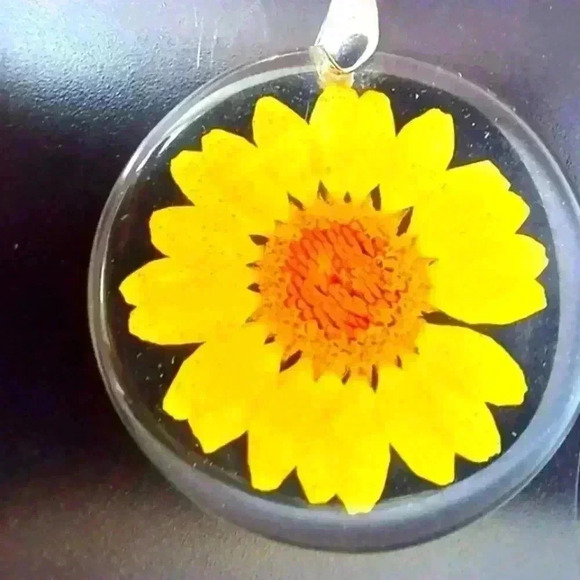 Hippie flower necklace - Picture 2 of 3